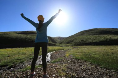 Kollarını açarak duran kadın