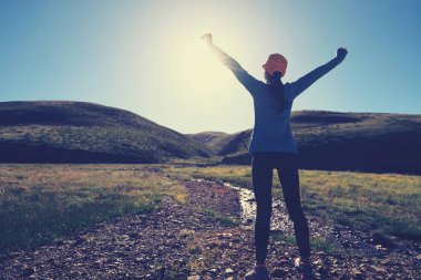 Kollarını açarak duran kadın