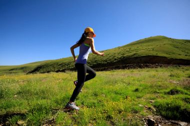 çalışan genç bir kadın