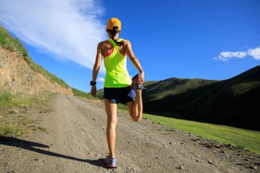 Genç kadın bacak germe 