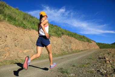 çalışan genç bir kadın