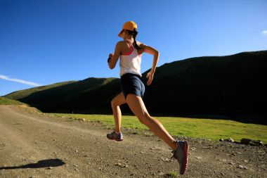  çayır üzerinde çalışan genç kadın