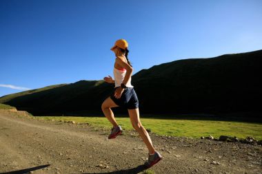  çayır üzerinde çalışan genç kadın