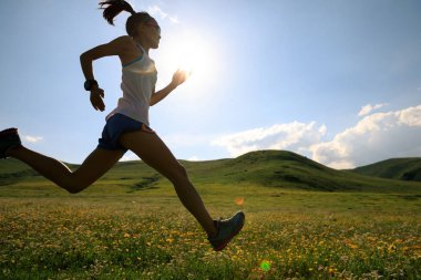 çayır üzerinde çalışan genç kadın