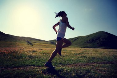 çayır üzerinde çalışan genç kadın