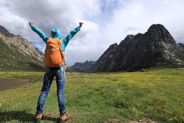 Young woman hiking in mountains — Stock Photo, Image