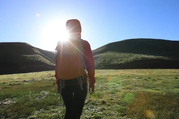 Femme randonnée en montagne — Photo