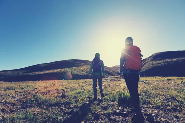 Due donne che camminano in montagna — Foto Stock