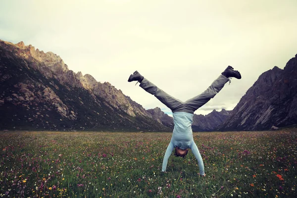 Γυναίκα που κάνει handstand — Φωτογραφία Αρχείου