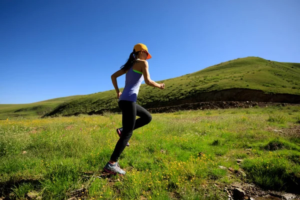 çalışan genç bir kadın