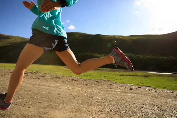 Mujer joven corriendo —  Fotos de Stock