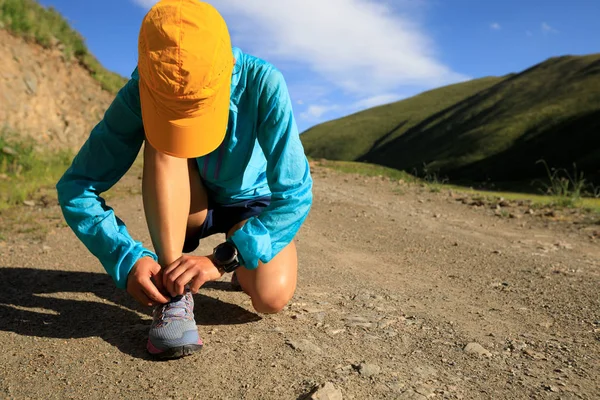 genç kadın izi bağlama ayakkabı bağı