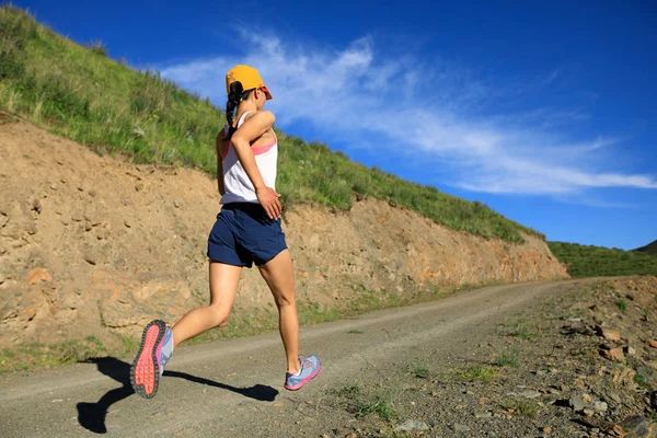 çalışan genç bir kadın