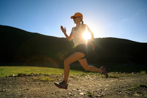  çayır üzerinde çalışan genç kadın