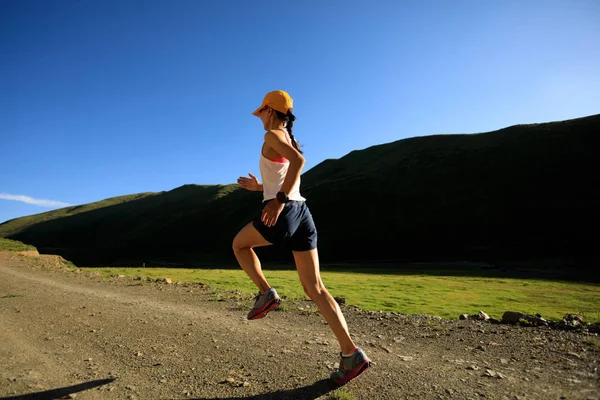  çayır üzerinde çalışan genç kadın