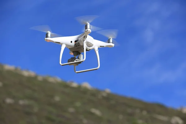 Летающий белый дрон — стоковое фото