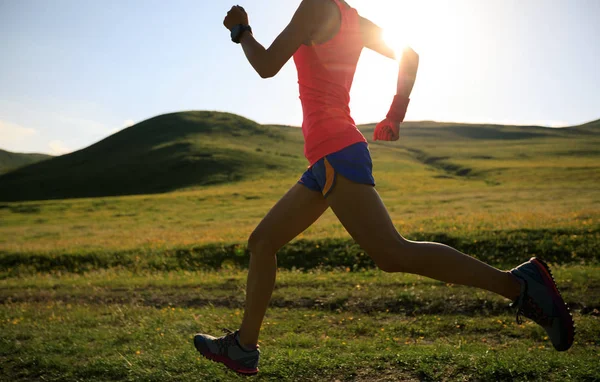 Mujer joven corriendo —  Fotos de Stock