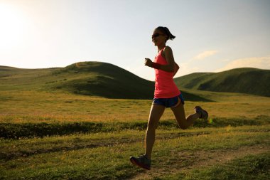 çayır üzerinde çalışan genç kadın