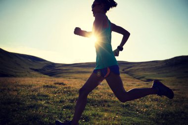 çayır üzerinde çalışan genç kadın