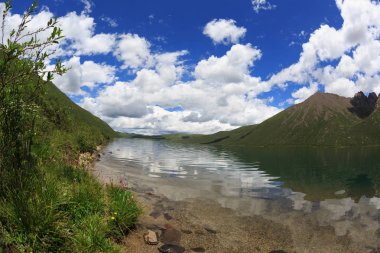 Göllü güzel bir manzara.