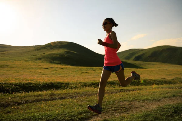 çayır üzerinde çalışan genç kadın