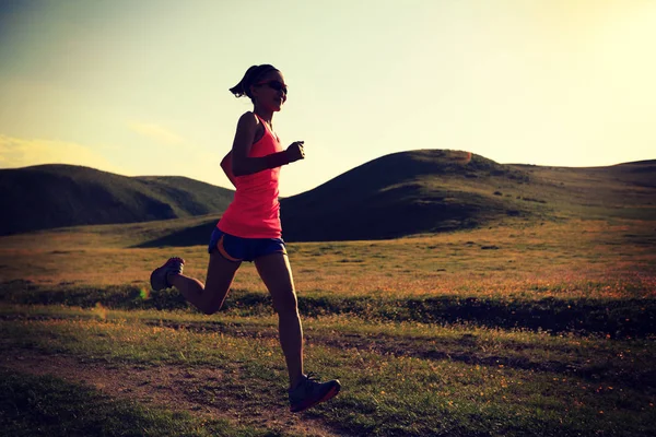 Young woman running on meadow — Stock Photo, Image