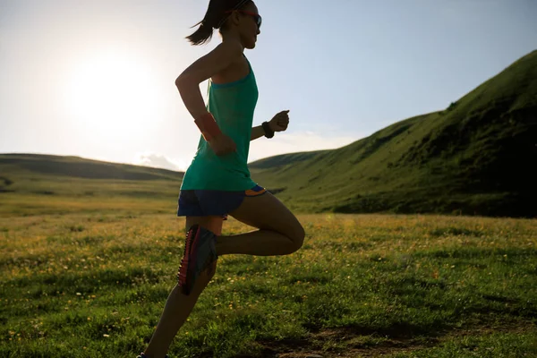 Молодая женщина бежит по лугу — стоковое фото