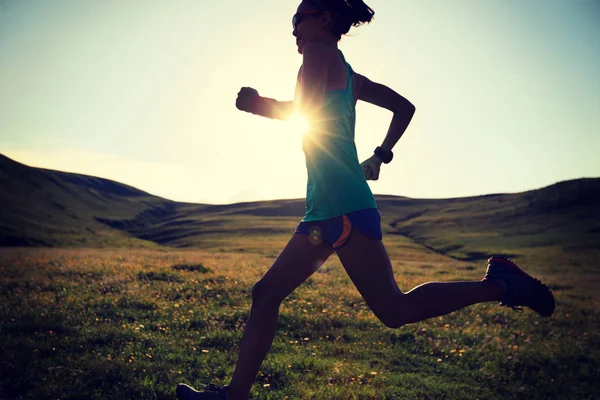 çayır üzerinde çalışan genç kadın