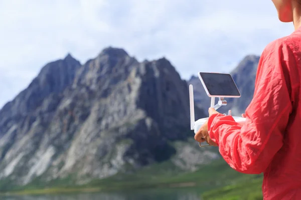 Mulher com drone voador — Fotografia de Stock