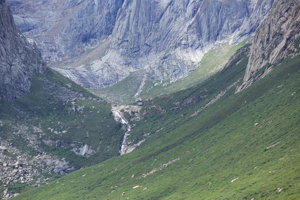 Mooi landschap met kleine waterval — Stockfoto