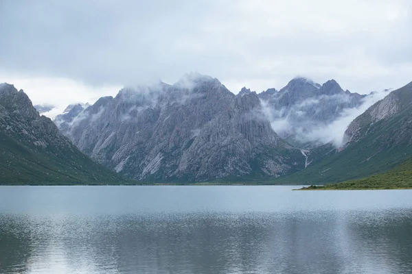 Bela paisagem com lago — Fotografia de Stock