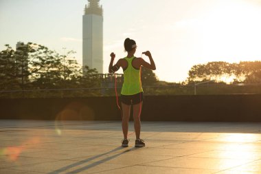 genç kadın atlama ip atlama