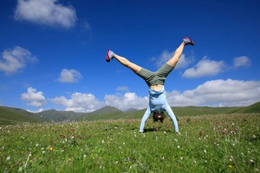 amut yapıyor kadın