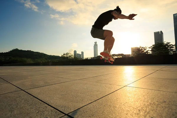 Kvinna som tränar med skateboard — Stockfoto