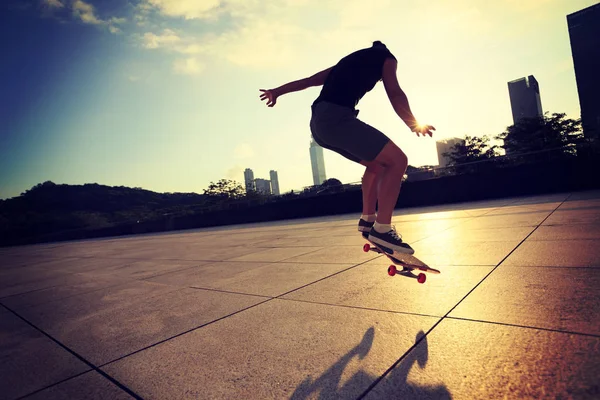 Žena cvičí s skateboard — Stock fotografie