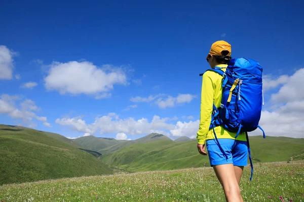 Jovem com mochila caminhadas — Fotografia de Stock