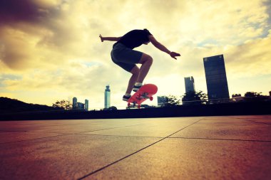 kaykay ile pratik kadın 