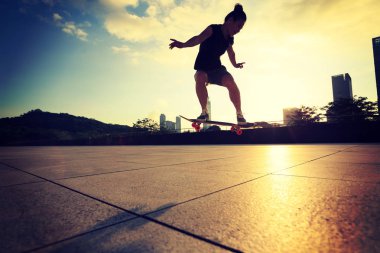 kaykay ile pratik kadın 