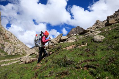 Sırt çantalı genç kadın.  