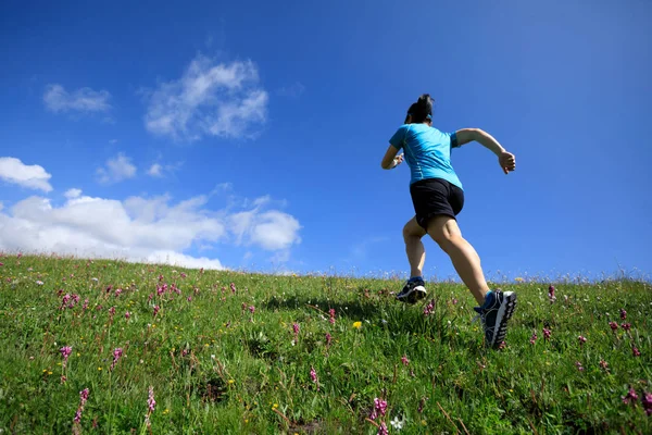 Mujer corriendo en el prado —  Fotos de Stock