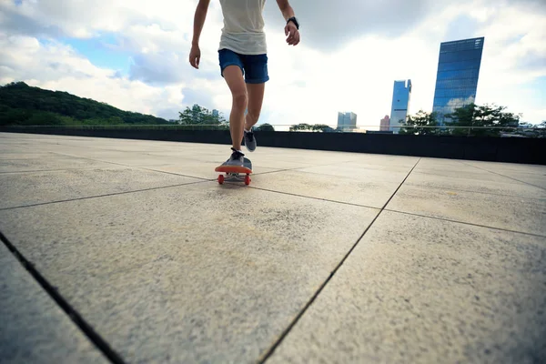 Kvinna som tränar med skateboard — Stockfoto