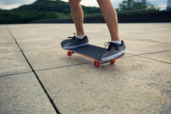 Femme pratiquant avec skateboard — Photo