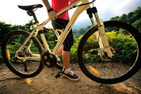 Kadın bisikletçi taşıyan dağ bisikleti