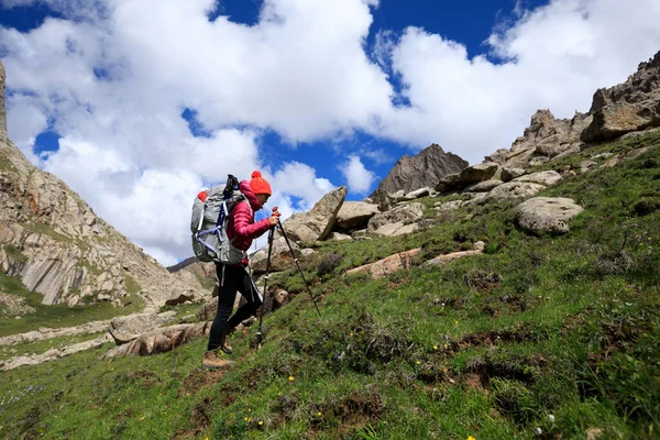 Sırt çantalı genç kadın.  