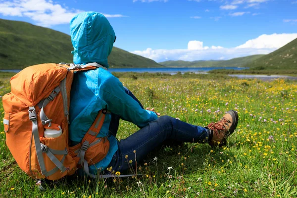 Dağlarda yürüyüş yapan bir kadın