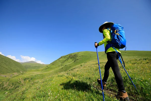 Young woman hiker — Stock Photo, Image