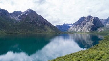 güzel manzara ile göl gökyüzü altında