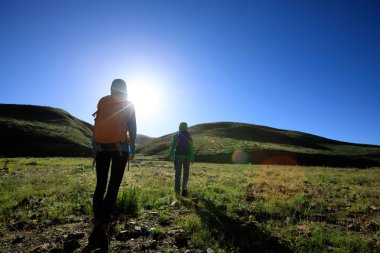 dağlarda hiking kadınlar