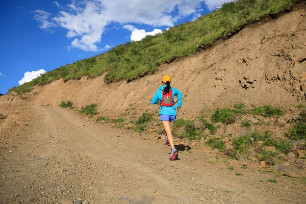 Yolda koşan genç bir kadın 