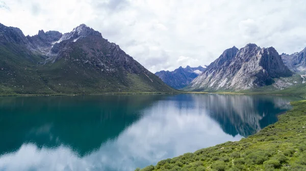 güzel manzara ile göl gökyüzü altında